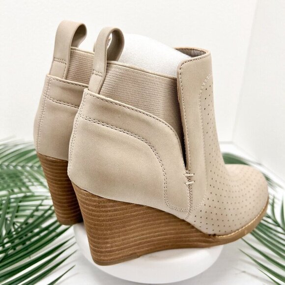 DV by Dolce Vita Gerdy Beige Perforated Round Toe Wedge Heel Booties Size 8.5 NW - Picture 4 of 11
